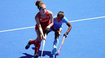 Great Britain's Anna-Frances Toman (left) drives against India's Vandana Katariya during the women's field hockey bronze medal match at the 2020 Tokyo Olympics, on August 6, 2021 (Image: AP Photo/John Minchillo)