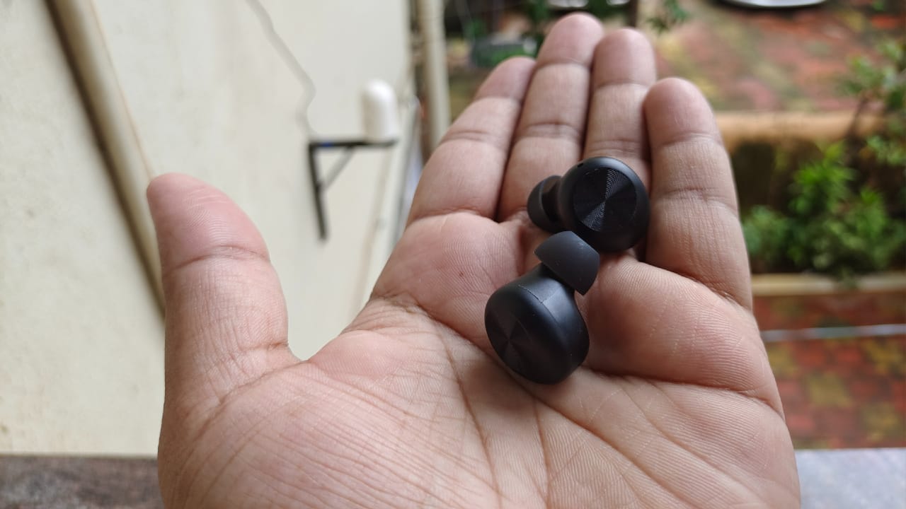 The buds themselves also have a matte finish with glossy touchpads, which have a metallic look. You can also get the Dizo GoPods D in a white finish. They sit comfortably in the ear, while there are three sizes of ear tips designed for different ear shapes. I never experienced any issues while using the buds during my routine bike rides. The build quality is not the best here, but considering they are quite affordable, there’s nothing to complain about. Lastly, the Dizo GoPods D are IPX rated for splash and sweat resistance, making them ideal for workouts. 