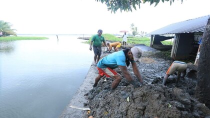 Why are residents of low-lying Kuttanad abandoning their homes?