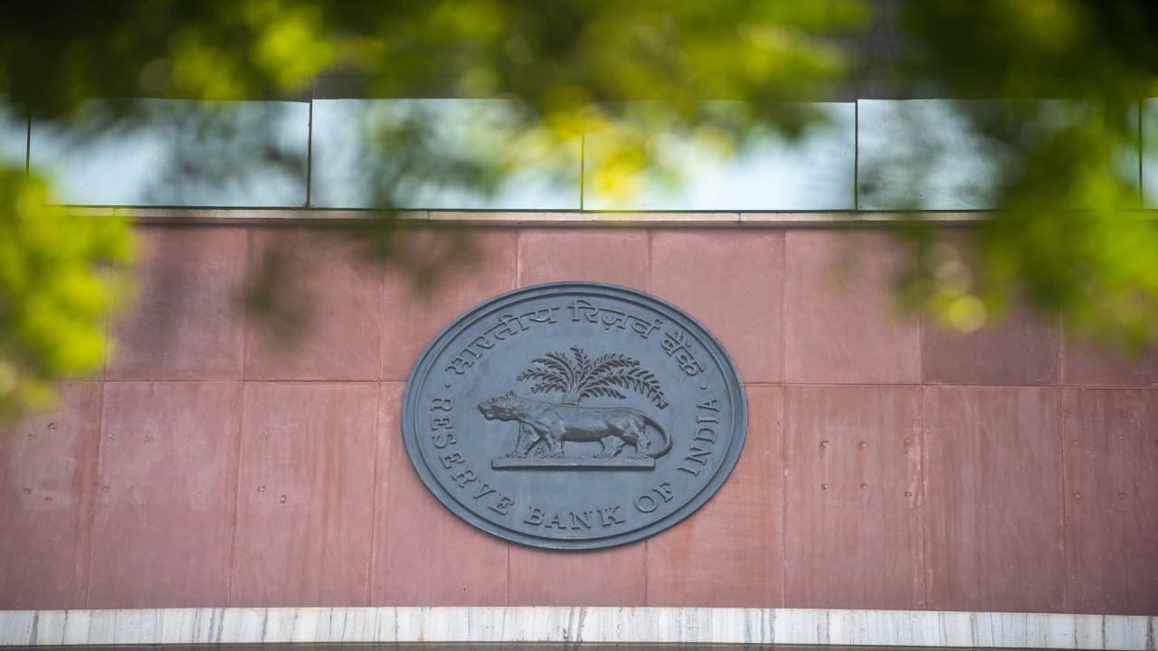 RBI keeps rates unchanged, but hints at normalization of liquidity surplus
