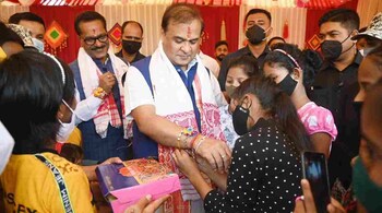 A girl ties rakhi to Assam Chief Minister Himanta Biswa Sarma. Earlier this week, the Sarma government and the AASU agreed on forming an eight-member sub-committee to look into all aspects of Assam Accord. (Image: Twitter/@himantabiswa)