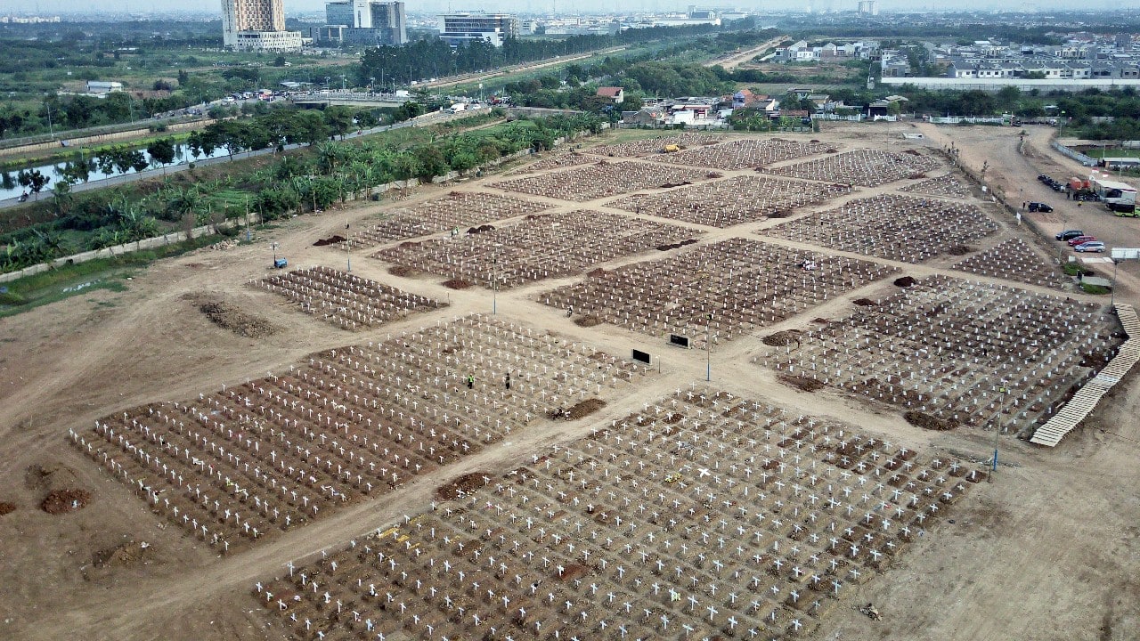 All told, at least 82,000 Indonesians died from June through August as the pandemic raged. The true number is believed to be even higher, due to Indonesia’s low testing and tracing rates. Jakarta — along with several other areas on Java, the most populous island in Indonesia's vast archipelago — was one of the hot spots. (Image: AP) All told, at least 82,000 Indonesians died from June through August as the pandemic raged. The true number is believed to be even higher, due to Indonesia’s low testing and tracing rates. Jakarta — along with several other areas on Java, the most populous island in Indonesia's vast archipelago — was one of the hot spots. (Image: AP)