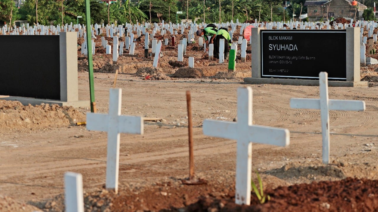Rorotan Cemetery is divided by religion. In the Christian section, many of the white wooden crosses are topped with statues of the Virgin Mary, her eyes downcast. Some have rosary beads draped over the markers. Possibly these belonged to the deceased. Maybe they held them as they died. (Image: AP) Rorotan Cemetery is divided by religion. In the Christian section, many of the white wooden crosses are topped with statues of the Virgin Mary, her eyes downcast. Some have rosary beads draped over the markers. Possibly these belonged to the deceased. Maybe they held them as they died. (Image: AP)