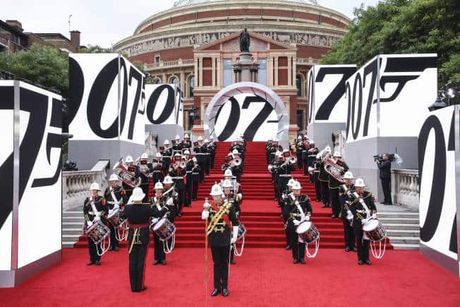 In Pics Daniel Craig S No Time To Die World Premiere Was A Royal Affair