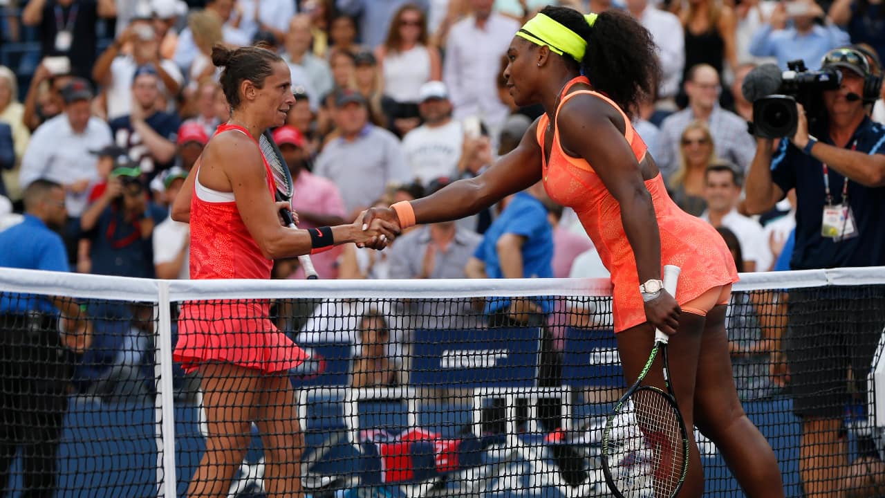 Roberta Vinci of Italy (L) shakes hands with Serena Williams of the U.S. after she defeated Williams in their women's singles semi-final match at the U.S. Open Championships Tennis tournament in New York, September 11, 2015. (PC-REUTERS/Shannon Stapleton)