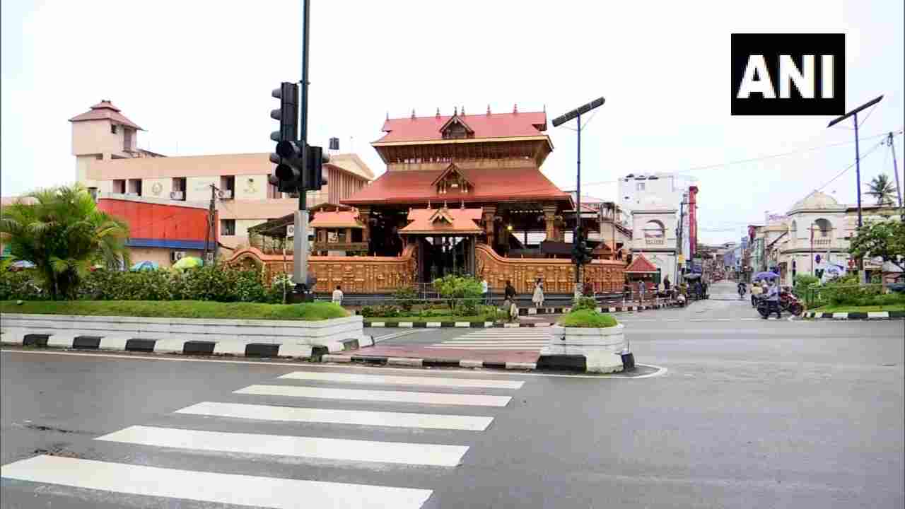 Roads wear deserted look and shops are closed in Thiruvananthapuram as trade unions affiliated to LDF and UDF support ‘Bharat Bandh’ called by farmers protesting against the three agri laws. (Image: ANI)