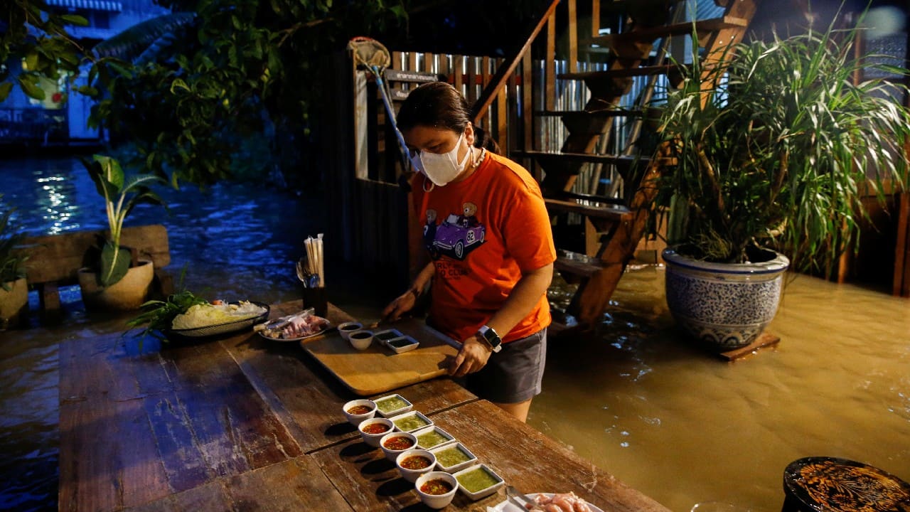 Riverside Restaurant Makes Waves In Thailand As Flood Dining Goes Viral   1 Thailand Riverside Restaurant 