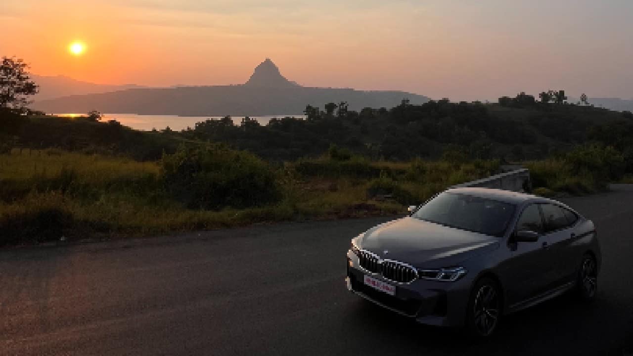 Naturally things can become more exciting by switching to Sport, or better yet, BMW’s ‘Adaptive’ button, placed right next to the transmission lever. It never completely manages to override the directive of being comfort-oriented, but it does bring about a noticeable difference in the car’s driving mannerisms. Body-roll brought about from the suppleness of its suspension is restrained and you can tell that this Bimmer, thankfully still rear-wheel-driven, still wants to provide a thrilling ride, true to its grand tourer credentials. 