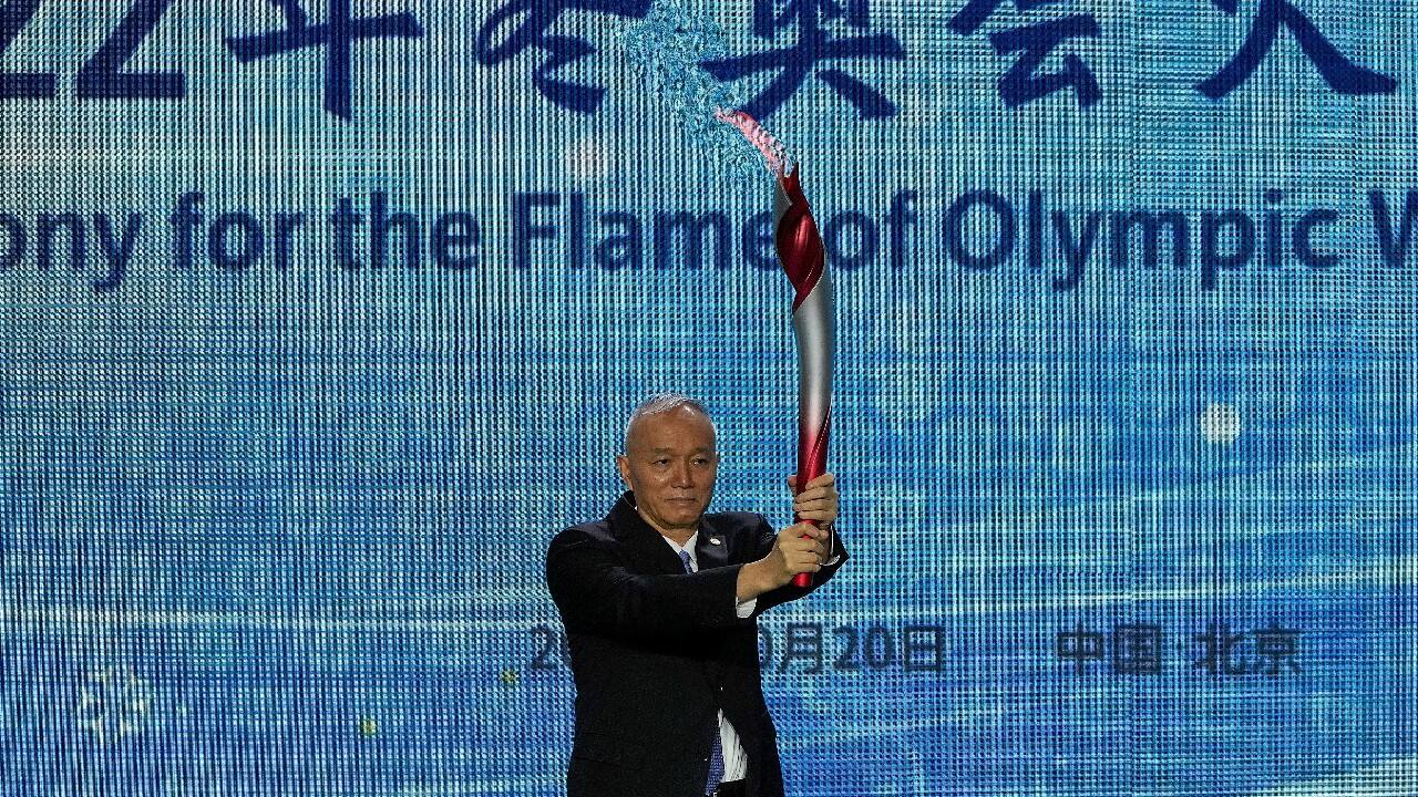 Cai Qi, Beijing Communist Party secretary holds up the Olympic torch during a welcome ceremony for the Frame of Olympic Winter Games Beijing 2022, at the Olympic Tower in Beijing, October 20. A welcome ceremony for the Olympic flame was held in Beijing on Wednesday morning after it arrived at the Chinese capital from Greece. While the flame will be put on display over the next few months, organizers said a three-day torch relay is scheduled starting February 2nd with around 1200 torchbearers in Beijing, Yanqing and Zhangjiakou. (Image: AP)