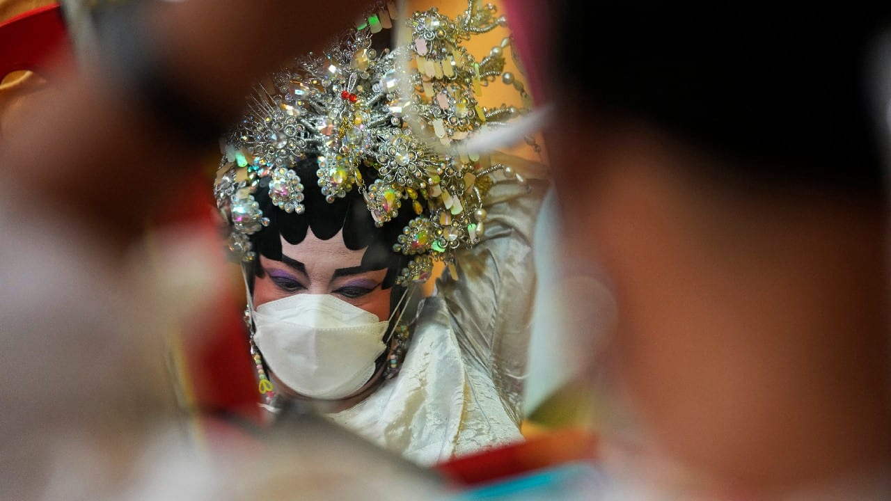 A Chinese opera performer wearing a face mask to help curb the spread of the coronavirus prepares for the stage in Bangkok, Thailand, October 6. (Image: AP)
