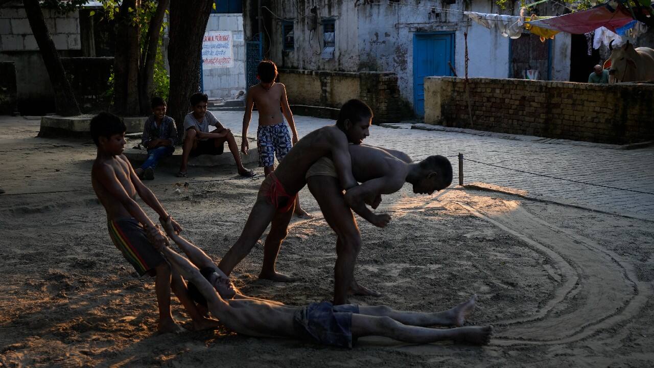 Children play and wrestle on a ghat of the river Yamuna in New Delhi, India, September 29. (Image: AP)
