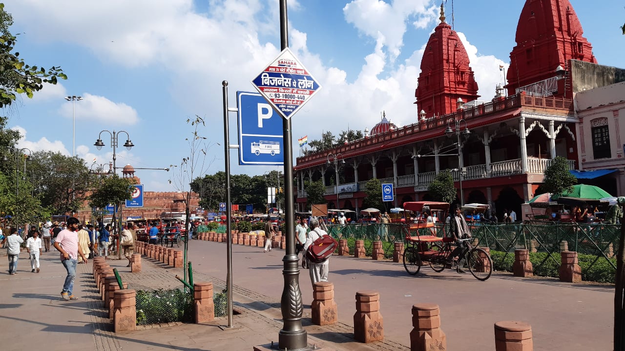 The main road now is a pedestrian-friendly, sandstone-paved thoroughfare. The utility wires that used to hang from poles have always been moved underground. However, traders say that the inner lanes and katra are still crowded and lacking in basic infrastructure.