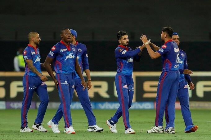 Shreyas Iyer took a brilliant catches to dismiss Robin Uthappa and Shardul Thakur. (Image: IPL/BCCI)