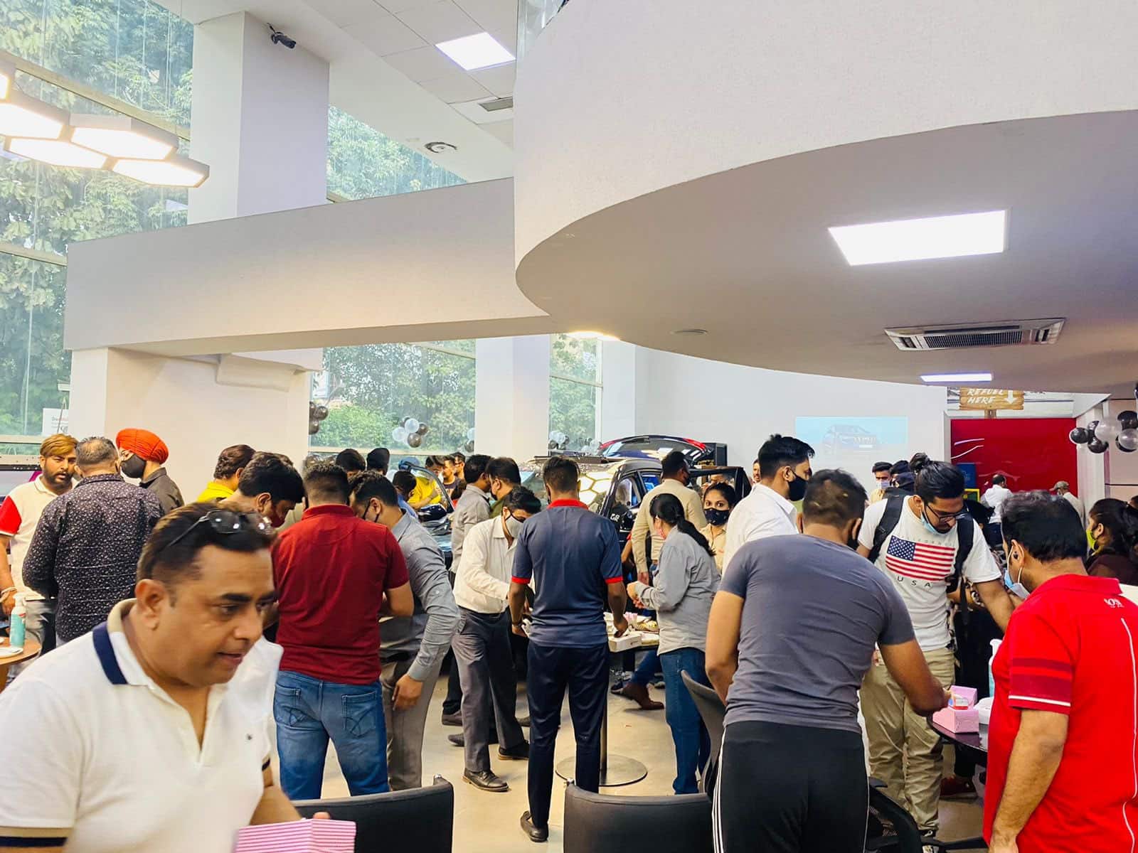 Crowds gathered inside a showroom in Bengaluru to catch a glimpse of the Mahindra XUV700 (Image Source: Anand Mahindra/Twitter)