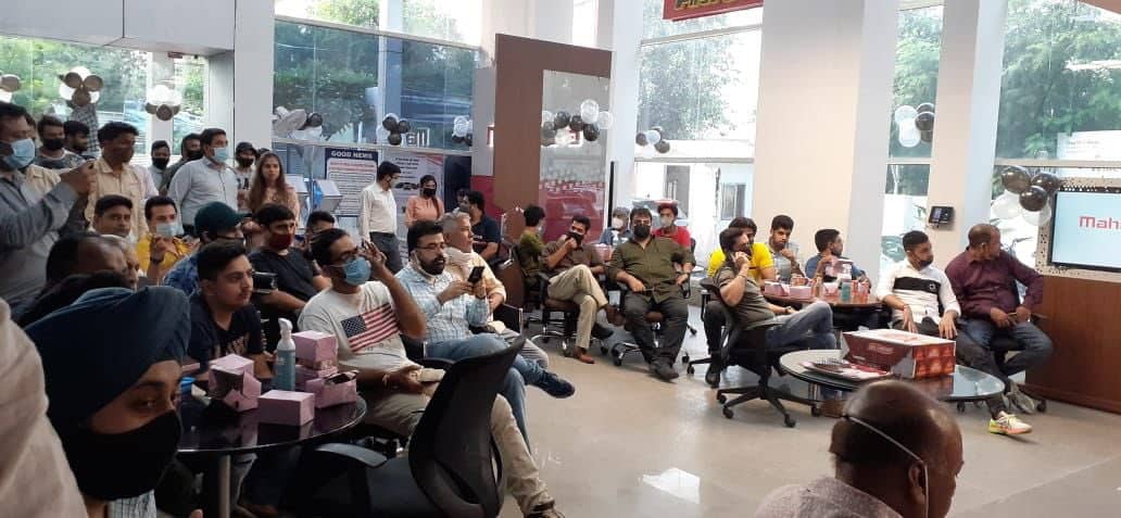 Crowds gathered inside a showroom in Bengaluru to catch a glimpse of the Mahindra XUV700 (Image Source: Anand Mahindra/Twitter)