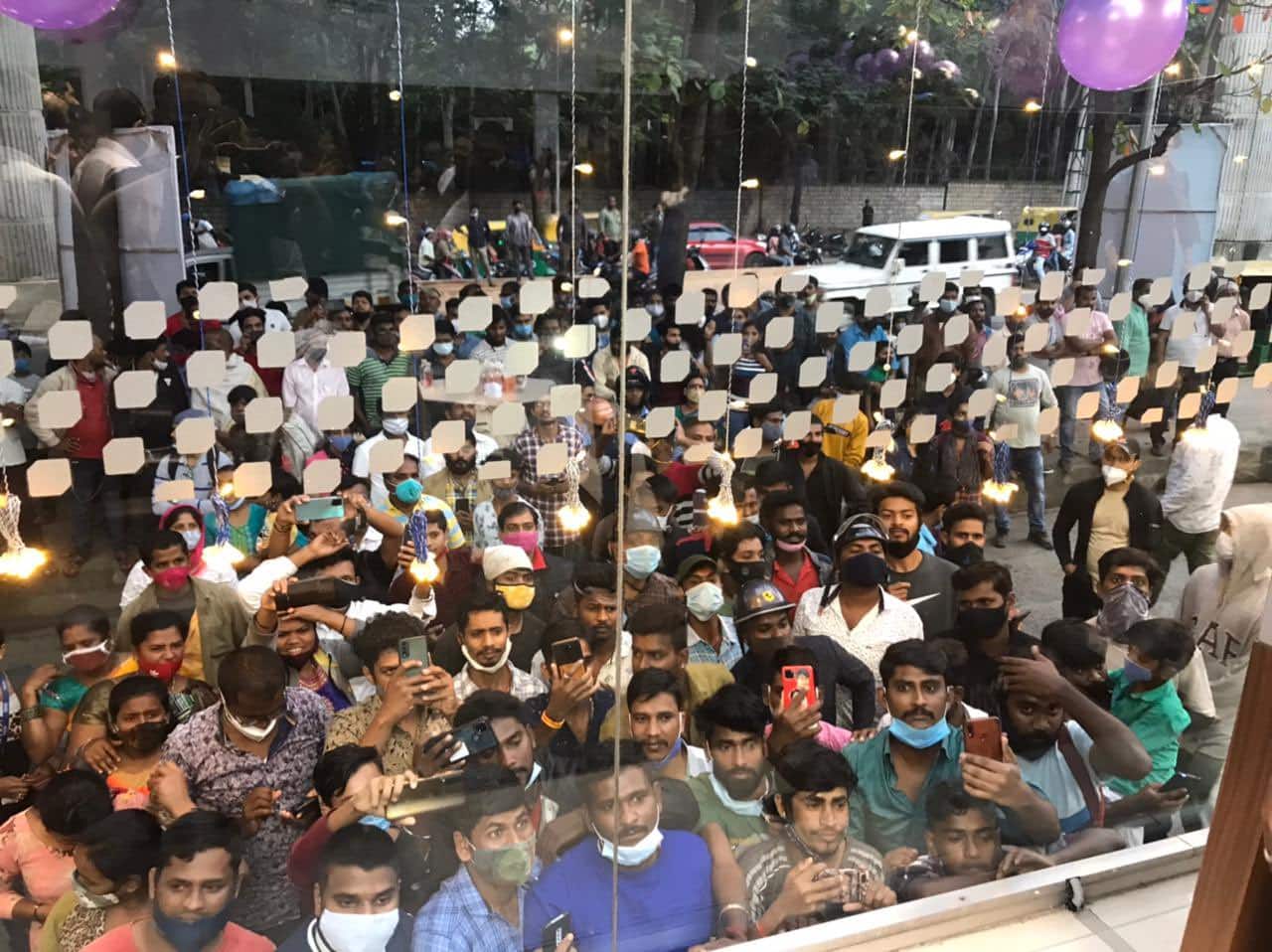 Crowds gathered outside a showroom in Bengaluru to catch a glimpse of the Mahindra XUV700 (Image Source: Anand Mahindra/Twitter)