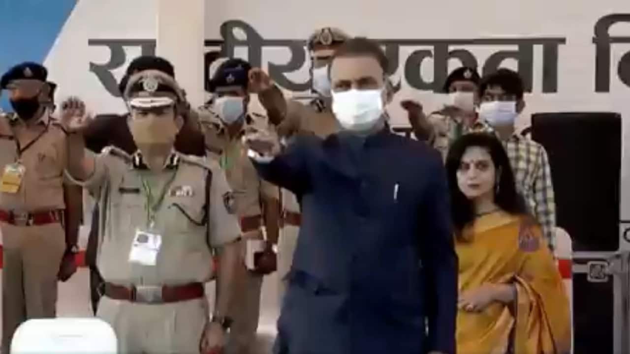 Gujarat police personnel participating in the event, following in the oath after Home Minister Amit Shah. Rashtriya Ekta Diwas is an "opportunity to re-affirm the inherent strength and resilience of our nation to withstand the actual and potential threats to the unity, integrity and security of our country", as per a government statement. (Image Source: Amit Shah/Twitter screengrab)