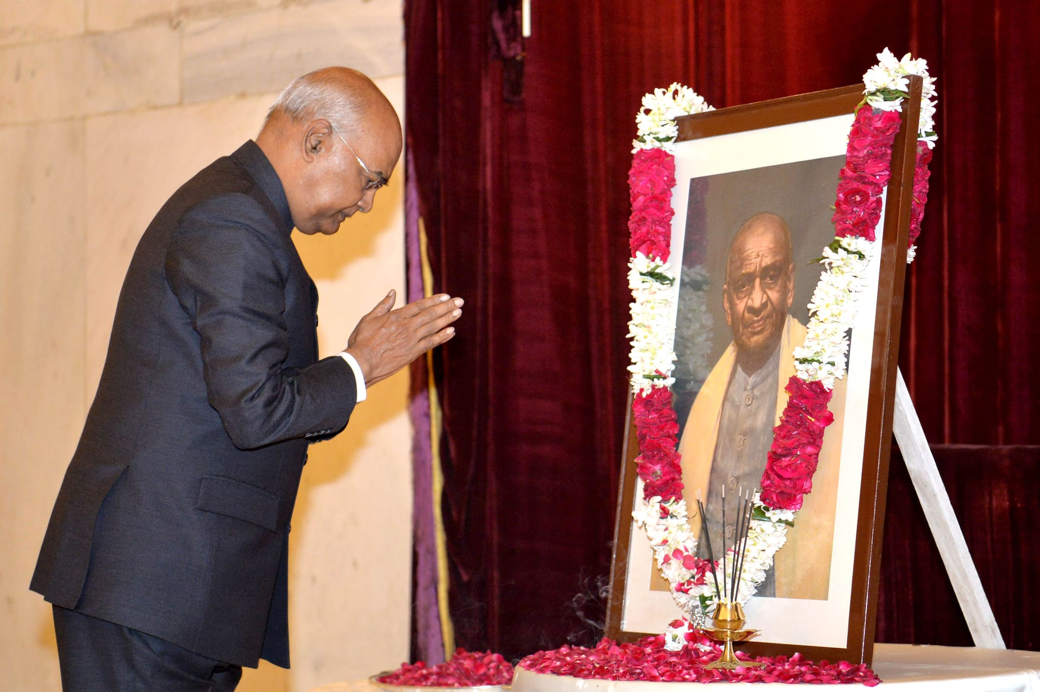 The President of India, Ram Nath Kovind, paid homage to Sardar Vallabhbhai Patel on his birth anniversary at Rashtrapati Bhavan today (October 31, 2021). The President and officials of Rashtrapati Bhavan paid floral tributes in front of a portrait of Sardar Vallabhbhai Patel. The President also visited Sardar Patel Chowk in New Delhi to pay homage at the statue of Sardar Vallabhbhai Patel. (Image Source: PIB)