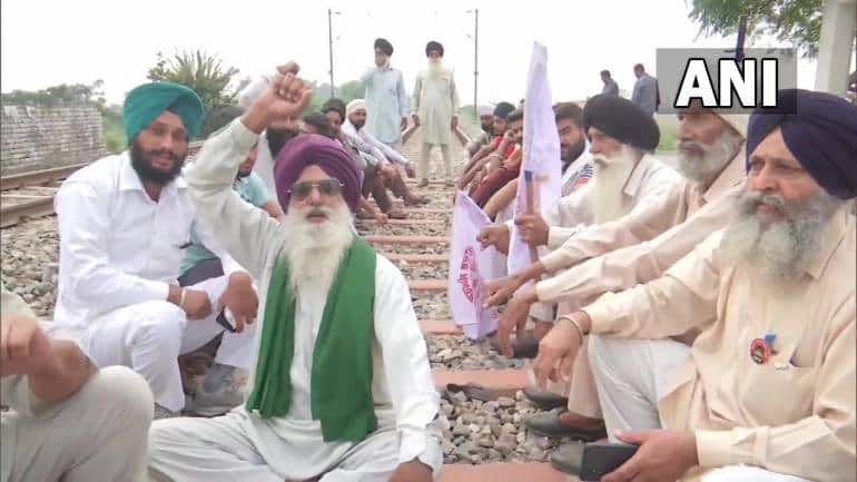'Rail roko' protest: Farmers squat on rail tracks in Punjab - Vimarsana News