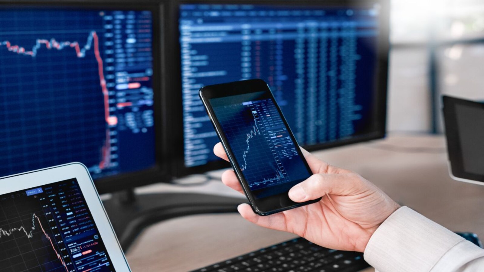 Hot Stocks | Double-digit returns likely in Tech Mahindra, HCL Technologies, MMTC in short term Hot Stocks | Double-digit returns likely in Tech Mahindra, HCL Technologies, MMTC in short term