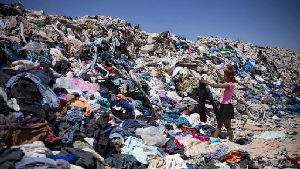 Chile's desert dumping ground for fast fashion leftovers