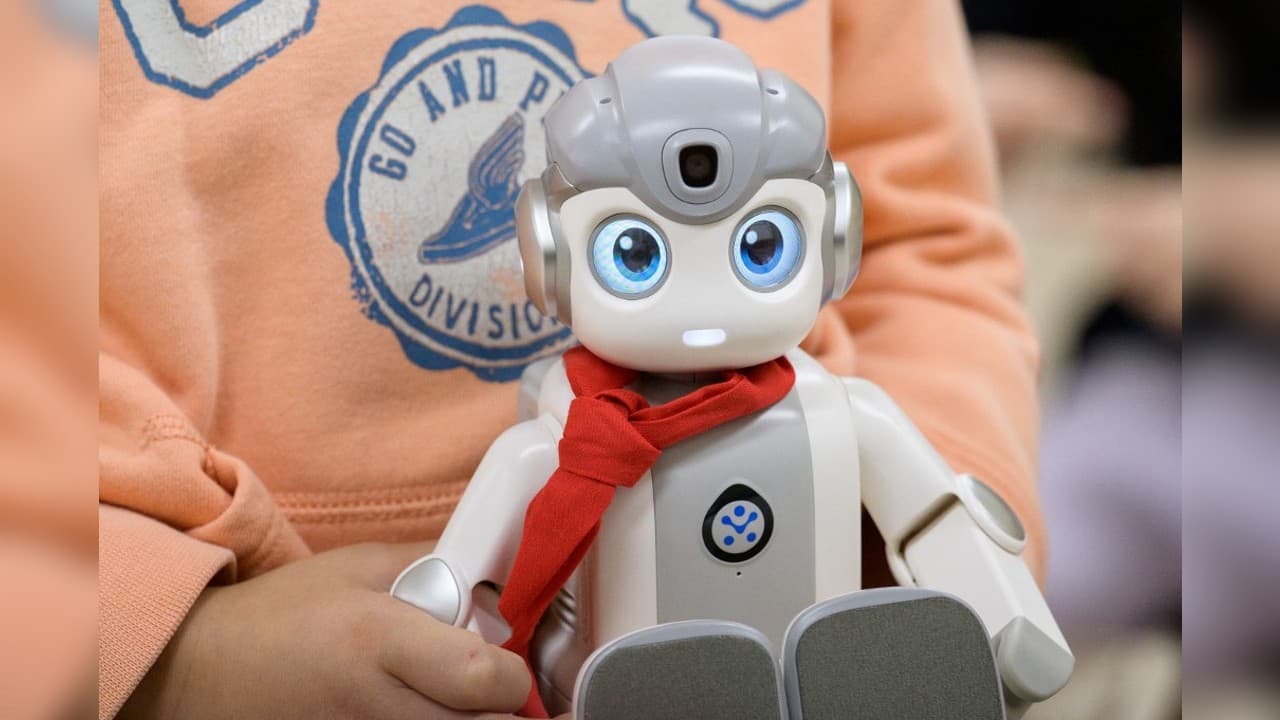 Seoul Trials Pint-sized Robots In Nursery Schools