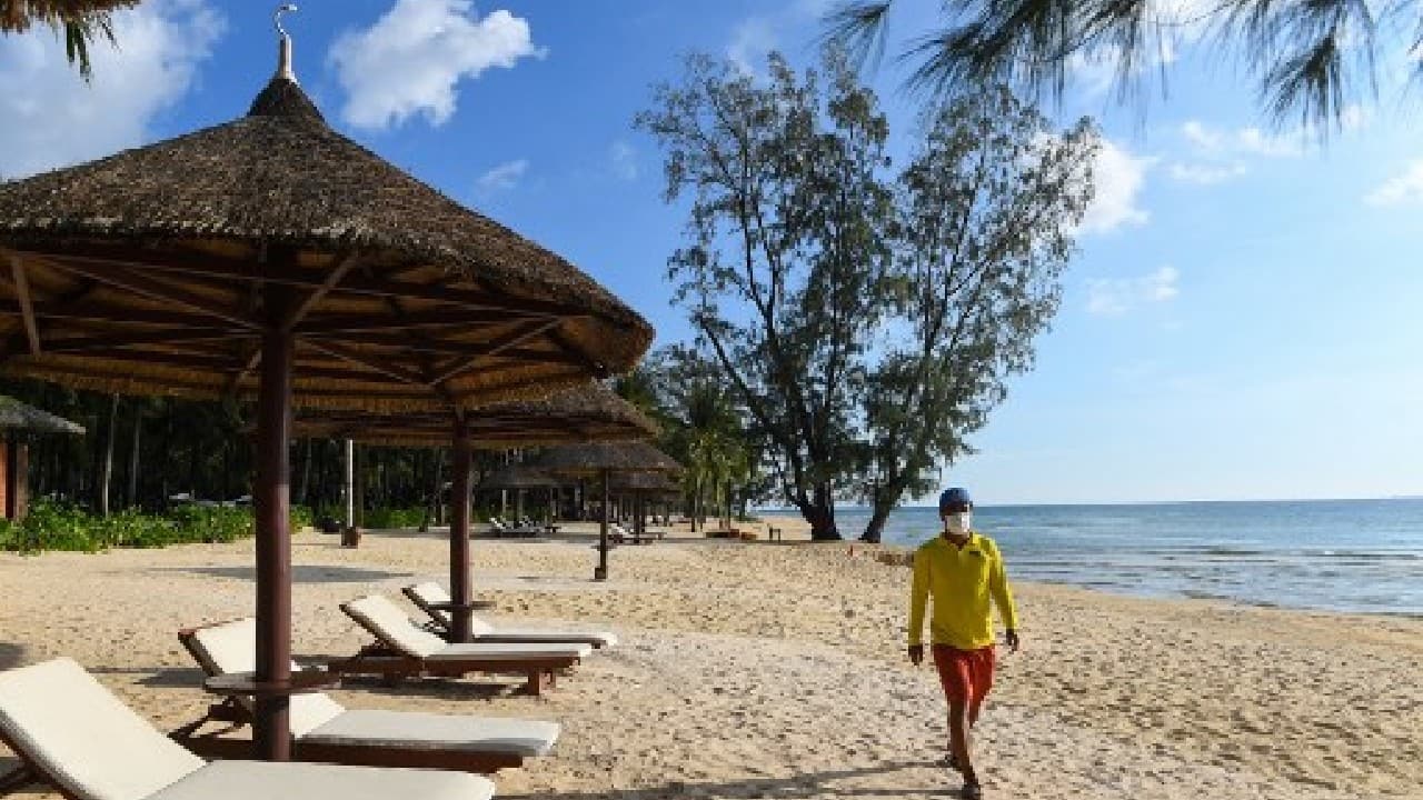Ahead of the reopening on November 20, staff at Vinpearl resort -- where the arrivals are staying -- swept beaches, arranged cutlery on tables and laid out sunbeds. (Image: AFP) Ahead of the reopening on November 20, staff at Vinpearl resort -- where the arrivals are staying -- swept beaches, arranged cutlery on tables and laid out sunbeds. (Image: AFP)