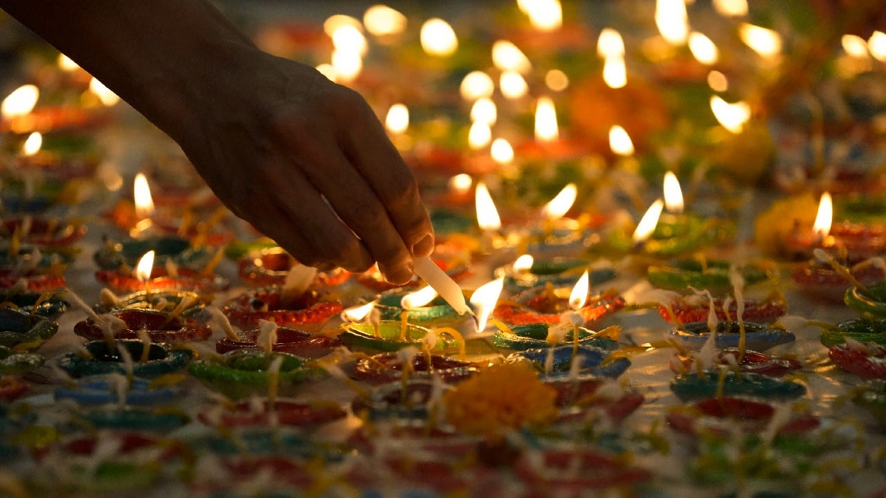 Devotee light oil lamps to Hindu Goddess Lakshmi during the Hindu festival of lights, Diwali at Vishnu temple in Bangkok, Thailand, November 4. Diwali is one of Hinduism's most important festivals, dedicated to the worship of the goddess of wealth Lakshmi. (Image: AP)