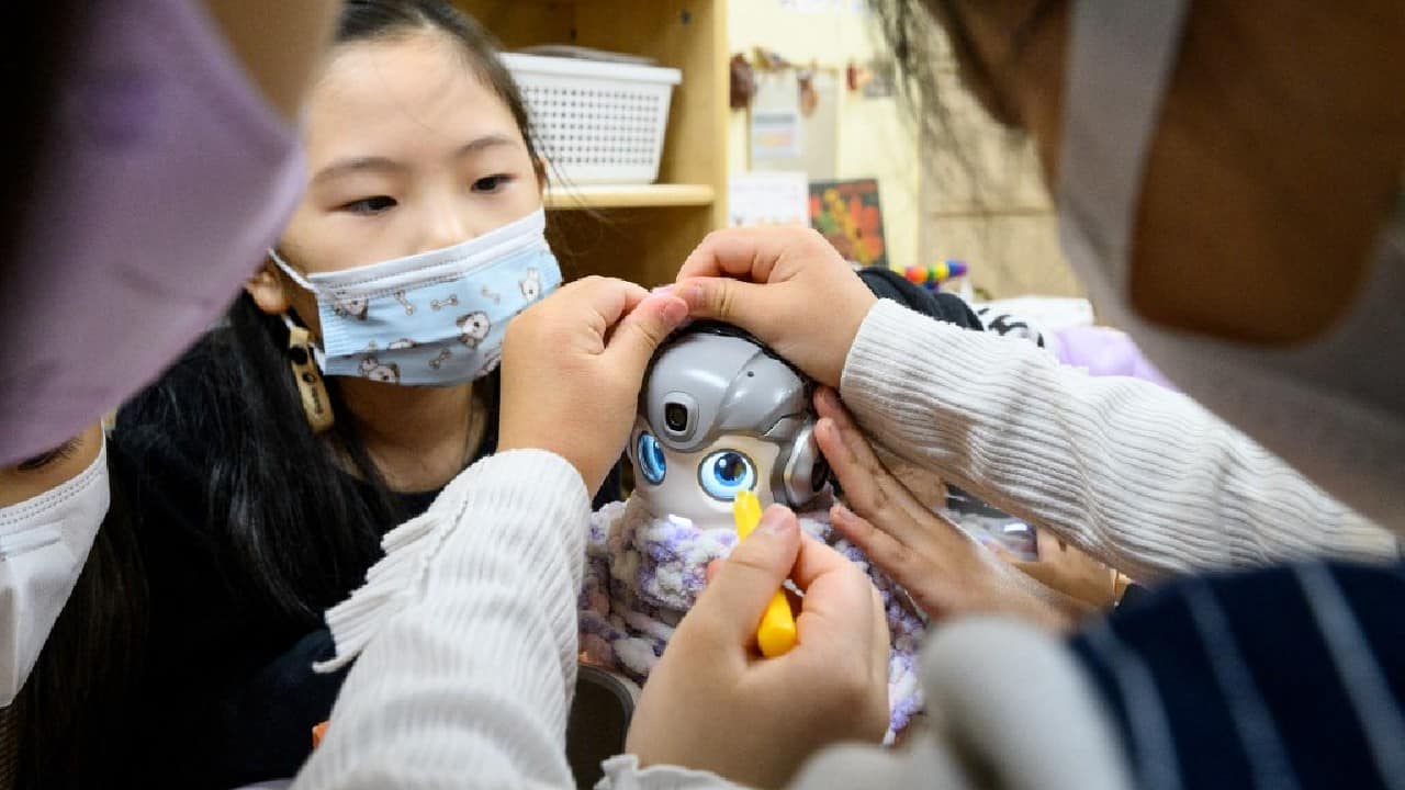 Seoul Trials Pint-sized Robots In Nursery Schools