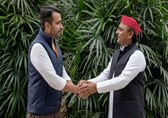 In joint rally with RLD’s Jayant Singh, SP chief Akhilesh Yadav says ‘red cap’ will throw BJP out of power in UP