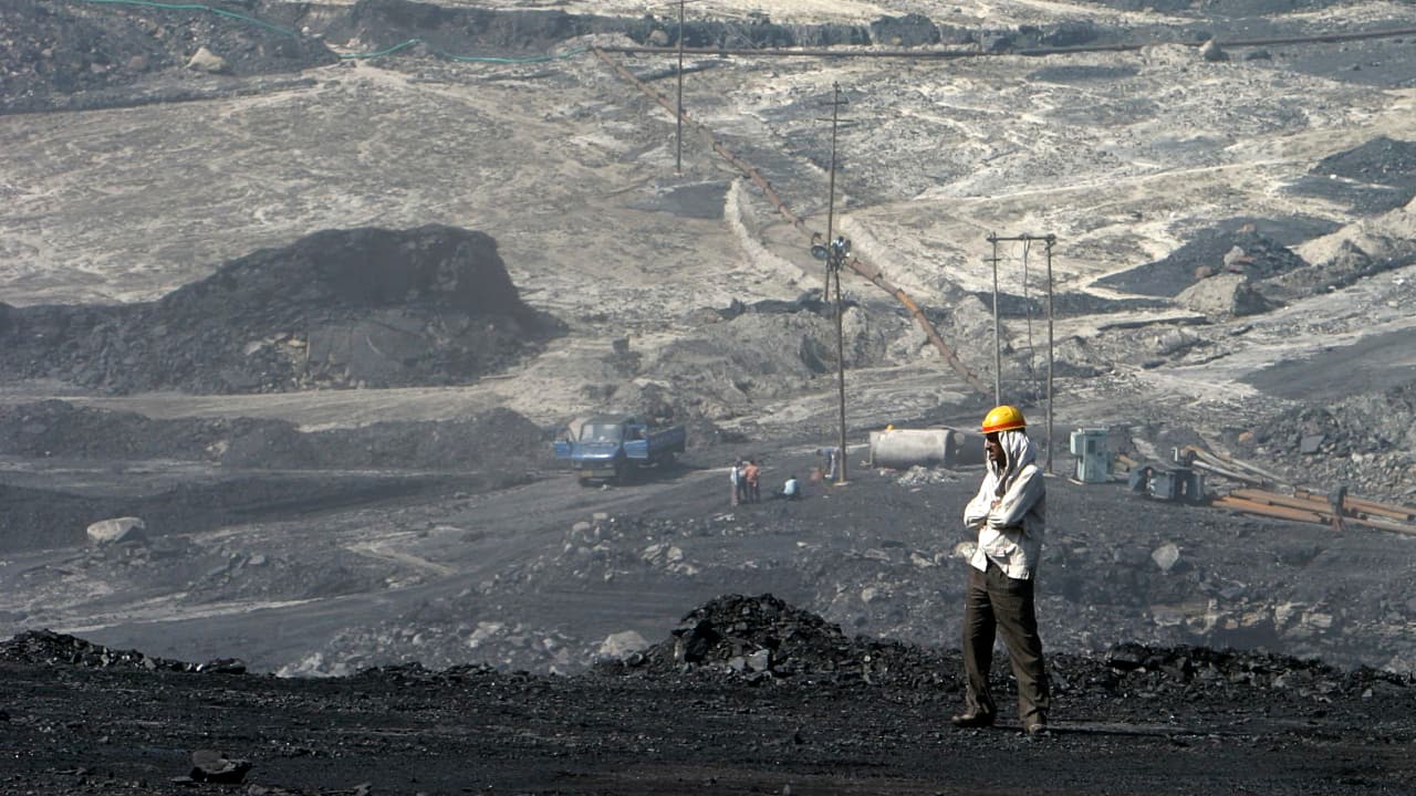 A miner stands at the Gevra coalmines in Chhattisgarh. (PC-Reuters)