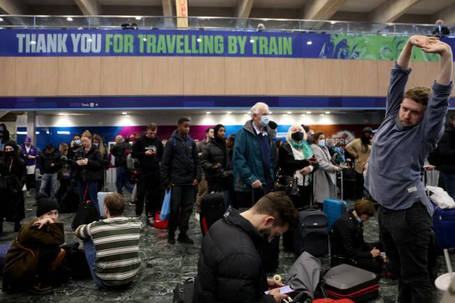 Passengers wait in Euston Station after trains were cancelled ahead of the UN Climate Change Conference (COP26) taking place in Glasgow, in London, Britain October 31, 2021. REUTERS/Tom Nicholson - RC22LQ9S6SZD