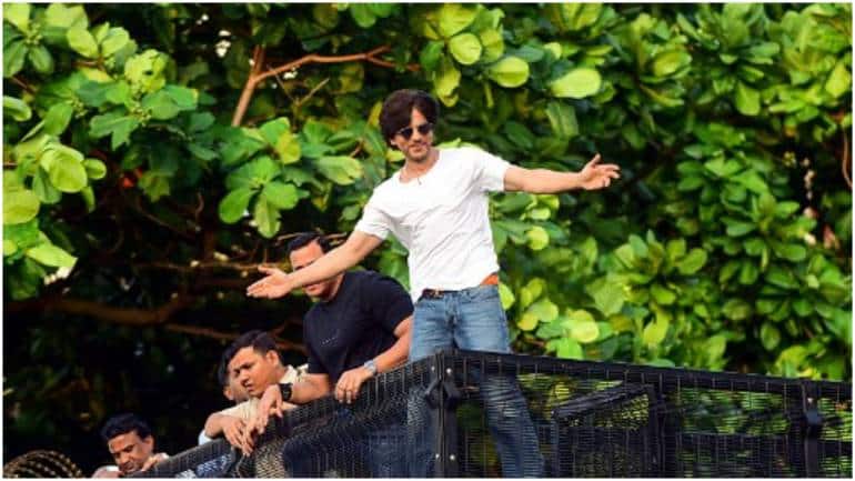 Shah Rukh Khan strikes his iconic pose for fans from 'Mannat' on Eid