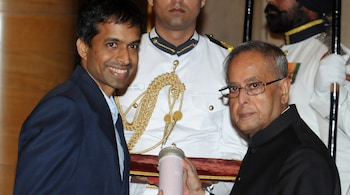 Pullela Gopichand (left) receiving the Padma Bhushan Award in 2014 from then President Pranab Mukherjee. (Image via Wikimedia Commons)