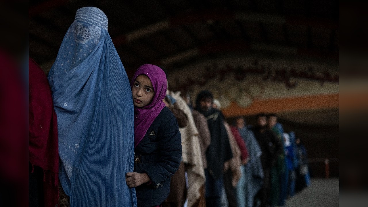 In the Taliban’s Afghanistan there is no money. Sanctions have crippled banks while the U.N., the United States and others struggle to figure out how to get hundreds of millions of dollars of humanitarian aid to Afghans while bypassing the Taliban, even as there are no immediate signs of the widespread corruption that characterized the previous administration. (Image: AP)