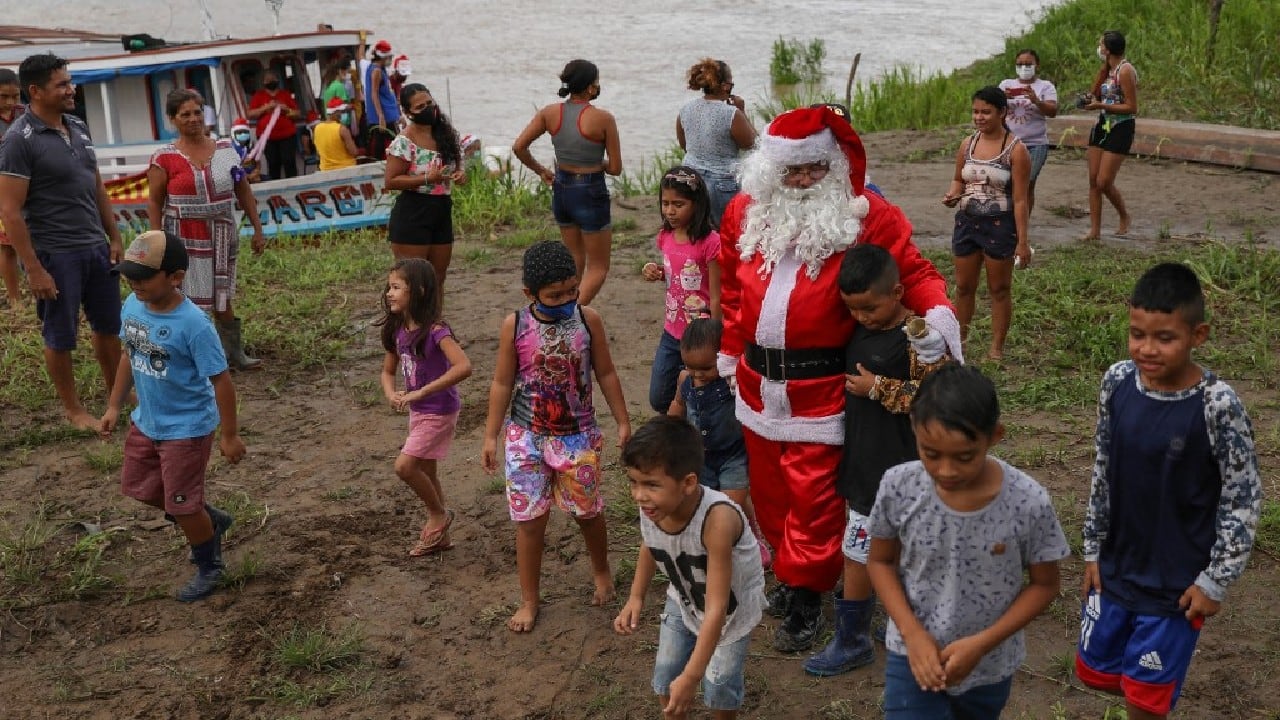 In Brazil&#39;s Sweltering Amazon, Santa Swaps His Sled For Boat