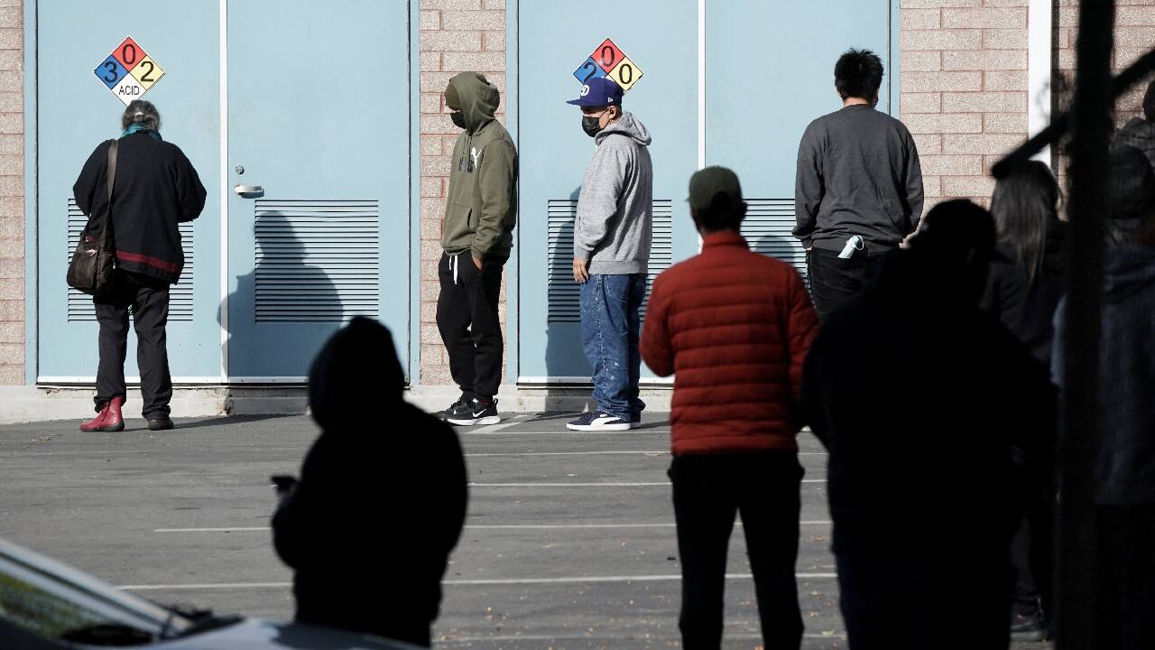 People queue in line at a coronavirus disease testing site at Lincoln Park, as the Omicron coronavirus variant threatens to increase case numbers after the Christmas holiday break, in the Lincoln Heights neighborhood of Los Angeles, California, U.S. December 27. (Image: Reuters)
