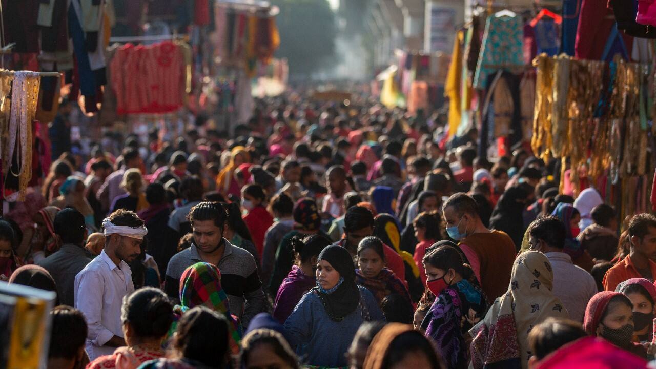 Indians, some wearing face masks as a precaution against the COVID-19, crowd a weekly market in New Delhi, India, December 29. In India, which has been getting back to normal after a devastating COVID-19 outbreak earlier this year, omicron is once again raising fears, with more than 700 cases reported in the country of nearly 1.4 billion people. The capital, New Delhi, banned large gatherings for Christmas and New Year's, and many other states have announced new restrictions, including curfews and vaccination requirements at stores and restaurants. (Image: AP)