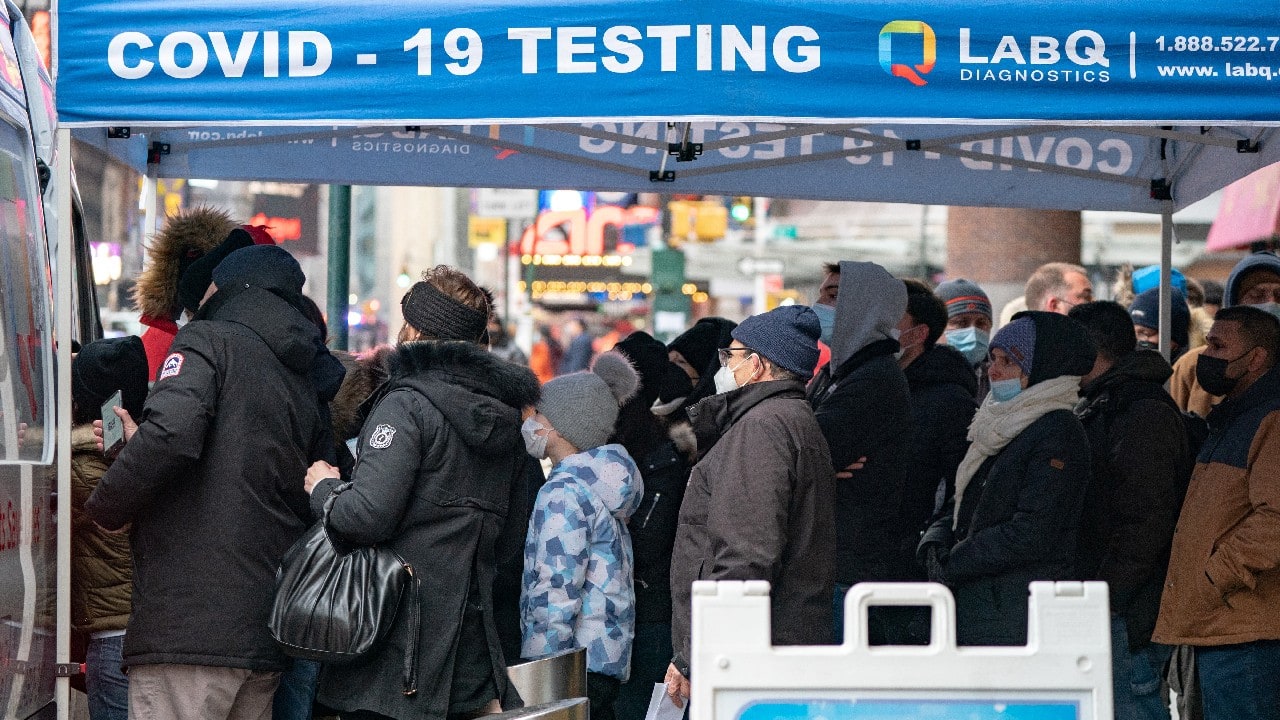 People queue for a COVID-19 test at a popup COVID-19 testing site as the Omicron coronavirus variant continues to spread in Manhattan, New York City, U.S., December 27. (Image: Reuters)