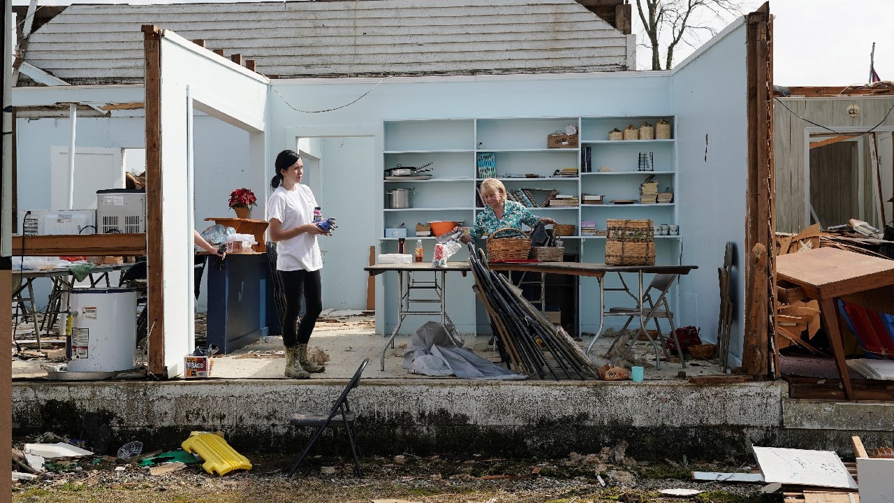 Kathy Poss (R) salvages items from Ragan Chapel United Methodist Church the day after a string of tornadoes caused several fatalities in Ohatchee, Alabama, U.S., March 26. (Image: Reuters)