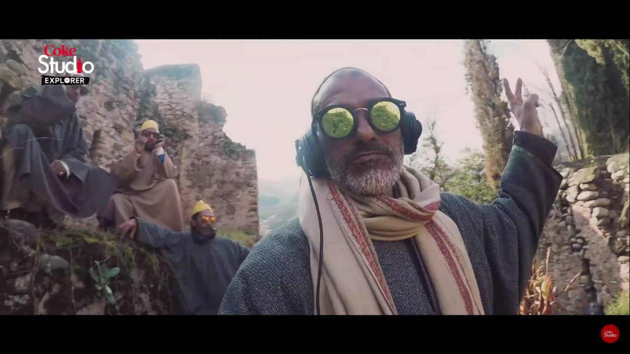 Altaf Mir in the Ha Gulo video for Coke Studio Explorer. Not only politicians but even Bollywood actors—Shammi Kapoor, Salman Khan, Ranbir Kapoor, Shahid Kapoor, Preity Zinta have worn the Kashmiri Pheran in different movies. Also, one of the highlights during the 2018 edition of Coke Studio Pakistan was the inclusion of a Kashmiri song Ha Gulo, sung by Muzaffarabad based artist Altaf Mir. In the video, viewed over 3 million times, Mir is wearing a typical Kashmiri Pheran and cap. (Image: screen grab)