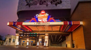 When was the last time you watched a movie under the stars? Well, if you haven’t already, and you are in Mumbai, that is one thing you can check off your list. Bandra Kurla Complex (BKC) now has what is being touted as India’s first permanent rooftop drive-in-theatre: Jio Drive-in-Theatre. And if you are a fan of the big screen, we suggest you get your friends and family together for what can only be called a ‘movie picnic’.