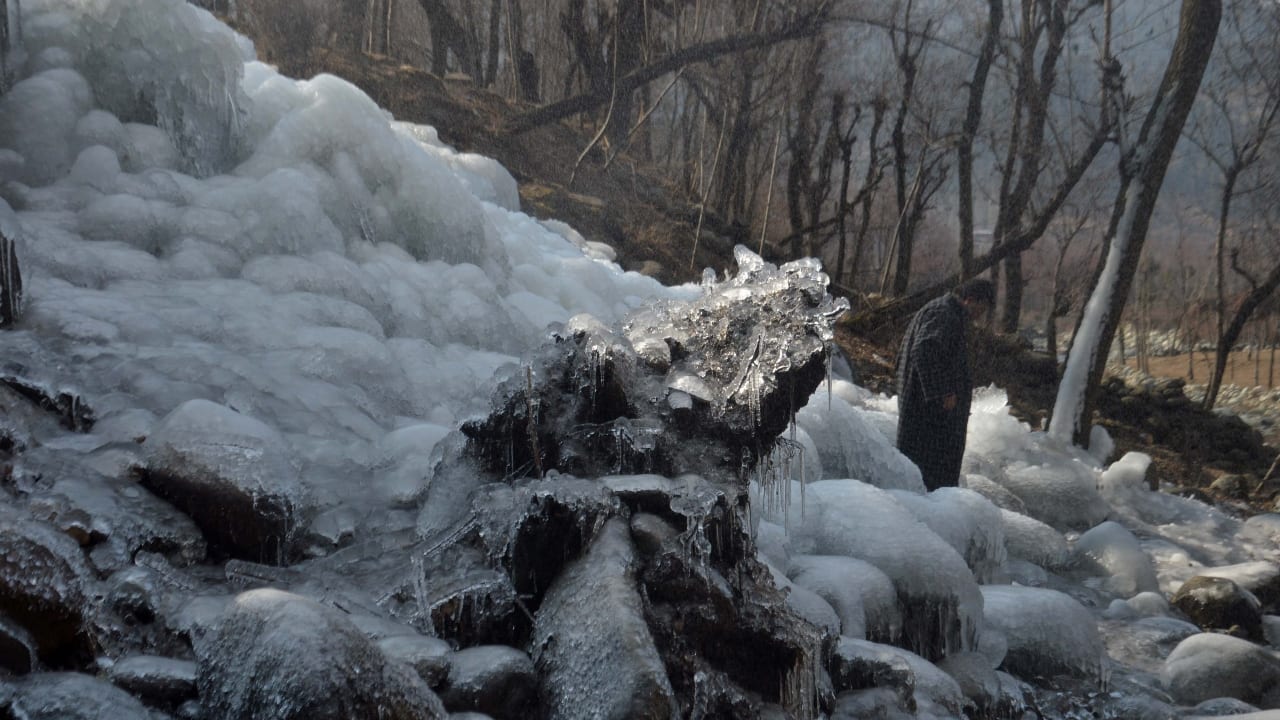During Chillai Kalan, the Dal Lake freezes, children play cricket on the surface of frozen lakes and rivers, and icicles form in the Chinar trees and apple orchards. (Photo by Irfan Amin Malik)
