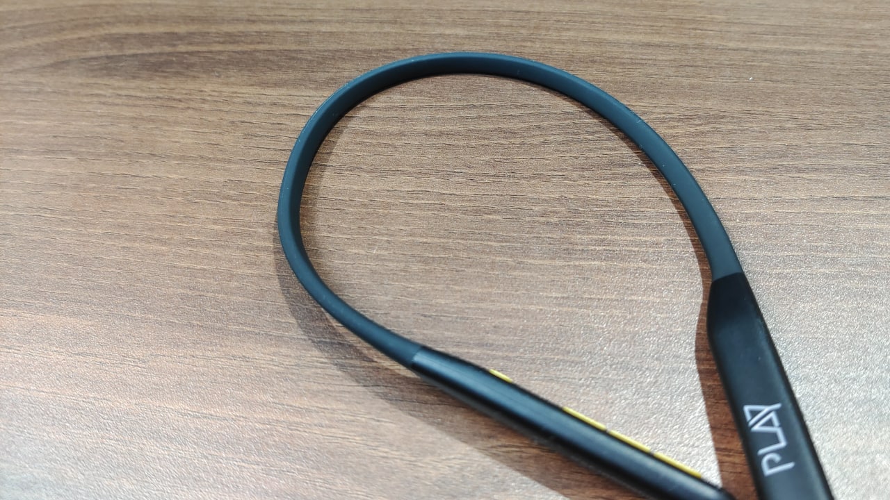 According to the company, the N37 earphones feature a “Premium, Ultra-Flexible Design”. And while the branding is a little over the top, there’s no doubt that the design and build quality here are top-notch. The band on these wireless earphones are made of rubber, while two plastic modules sit on either side, one of which features the ‘Play’ logo and the other houses three buttons and a toggle switch. The PlayGo N37 also feature an IPX5 rating for water and sweat resistance. 