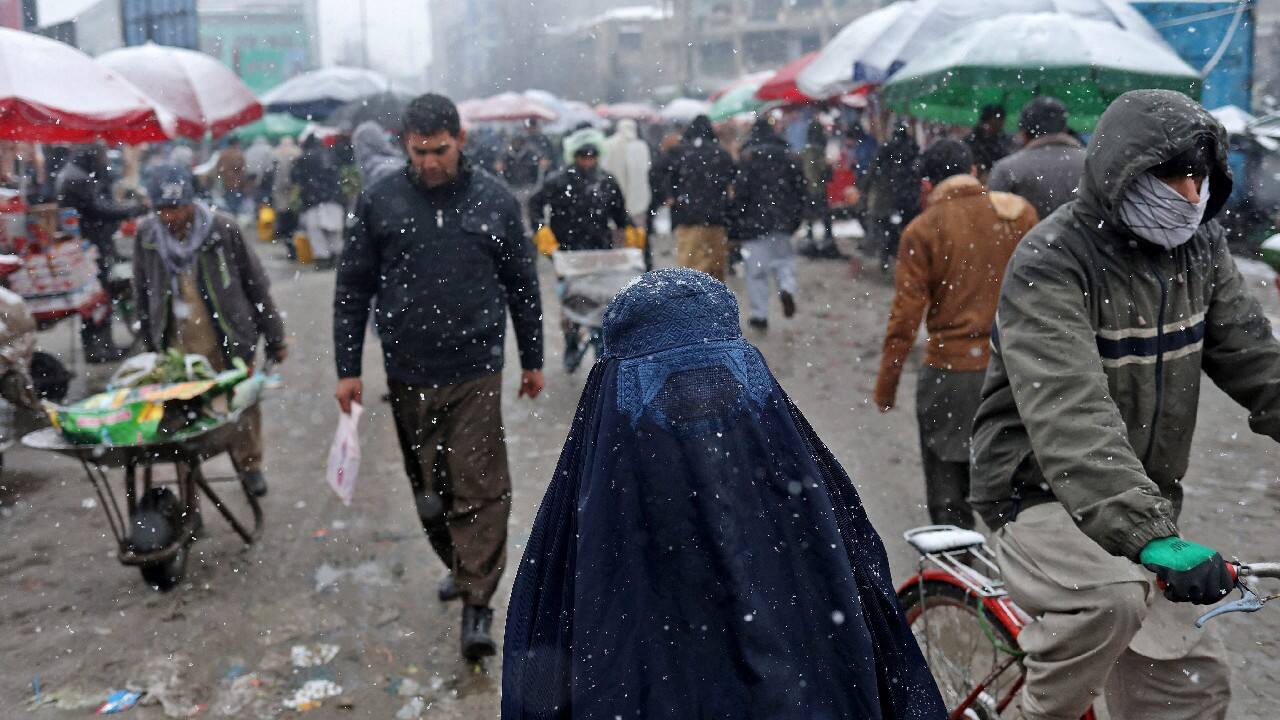 An Afghan woman walks on the street during a snowfall in Kabul, Afghanistan, January 3. (Image: Reuters)