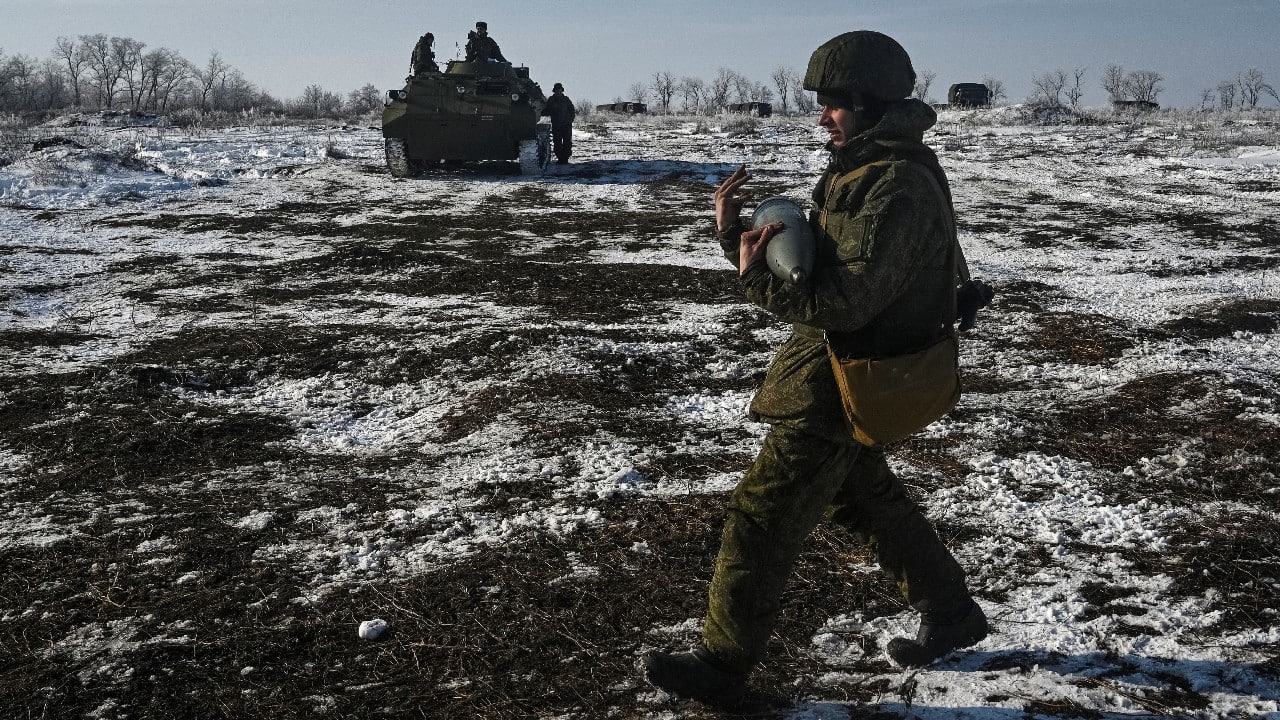 A Russian army service member carries a howitzer shell during drills at the Kuzminsky range in the southern Rostov region, Russia January 26. (Image: Reuters)