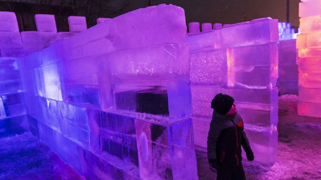 Construction required 10,742 square feet of ice in 2,900 blocks, and more than 3,000 multicolor LEDs. A child walks in the Ice Palace Maze in Stillwater, Minnesota on January 21. (Image: AFP)