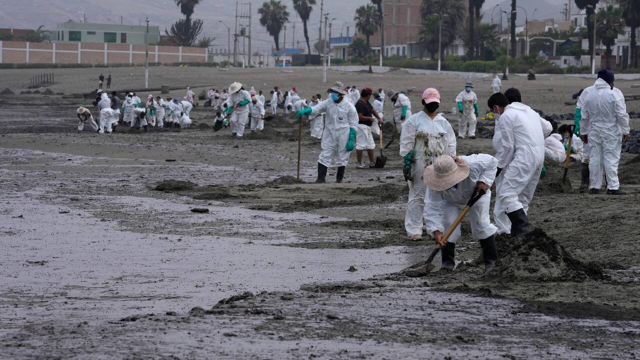 Vásquez said the United Nations will provide a team of experts to help Peru deal with the oil spill. People are barred for now from going to the 21 polluted beaches because of health concerns. (Image: AP)