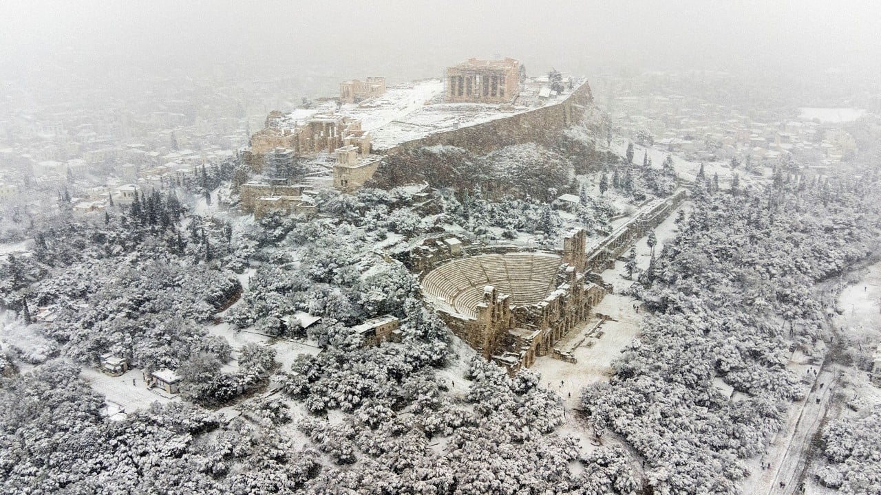 A blanket of heavy snow covered the Greek capital on January 24, from the Acropolis hill to the coast in the south, disrupting air traffic, bringing transport to a halt and leaving scores of drivers stranded overnight in a highway. The Parthenon temple is seen atop the Acropolis hill, during heavy snowfall in Athens, Greece. (Image: Reuters)