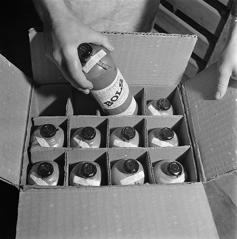 A December 1945 photo of Bols gin being packaged. (Image: Haren Noman, Theo van / Anefo Auteursrechthebbende : Nationaal Archief via Wikimedia Commons)